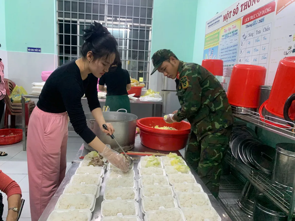 Bếp cơm người lính sưởi ấm tình người vùng lũ - Ảnh 1.