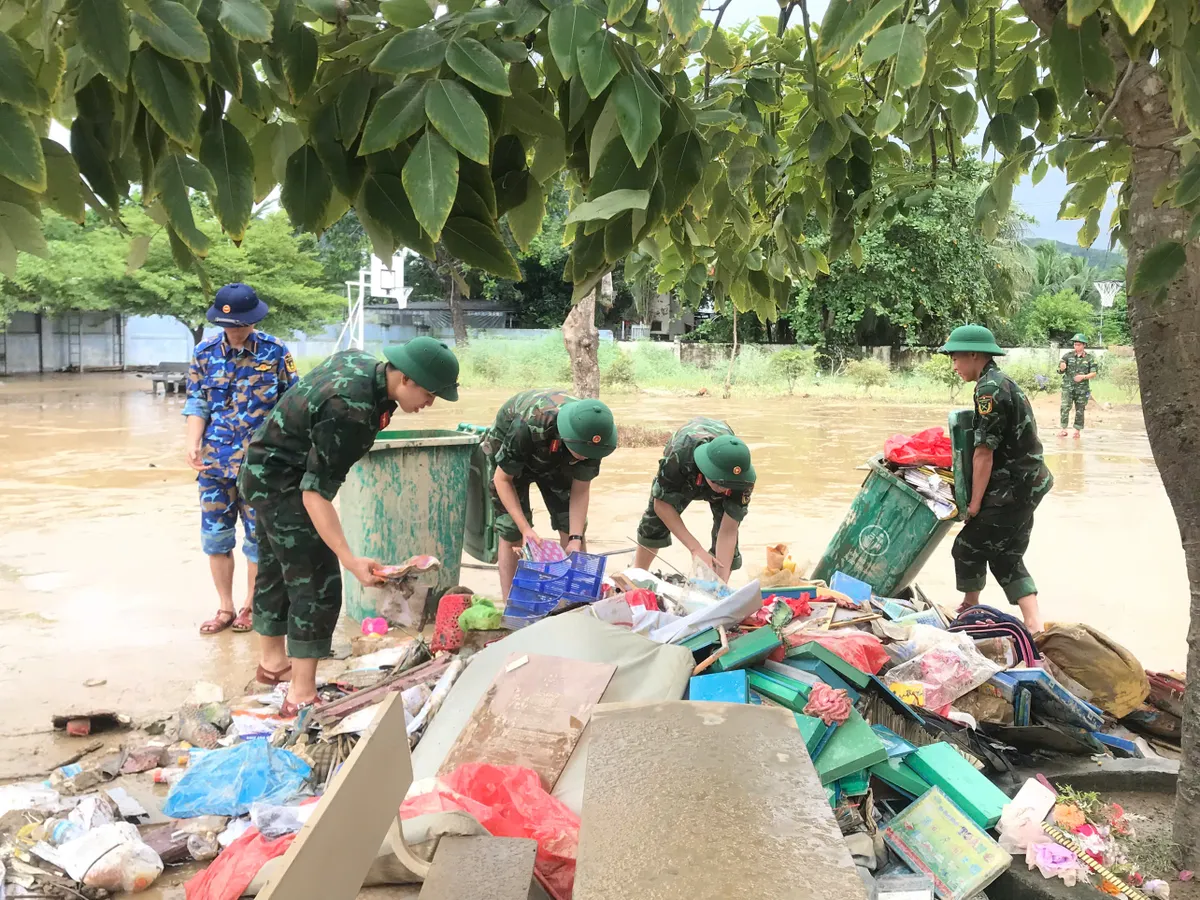 Học viện Hải quân: Gần 400 cán bộ, học viên chung tay dọn dẹp, giúp dân sau lũ - Ảnh 3.