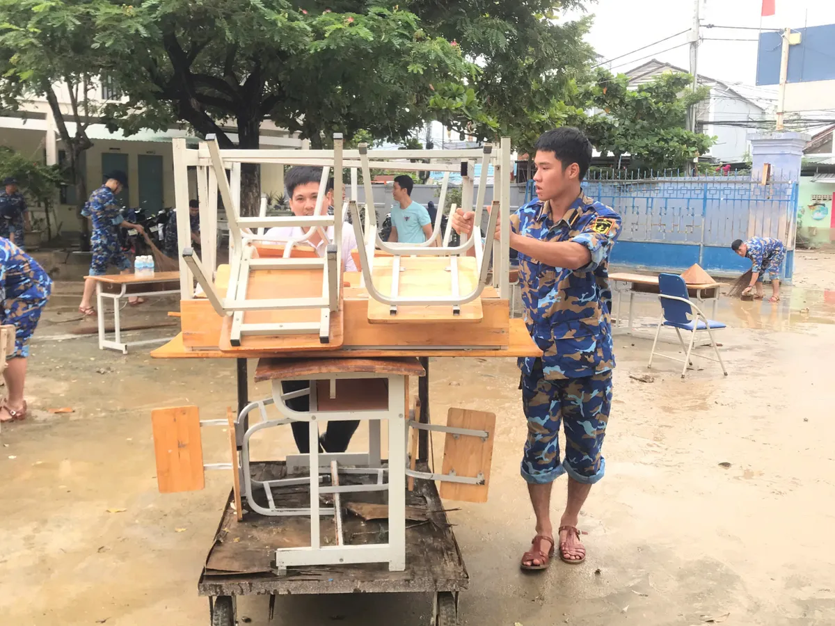 Học viện Hải quân: Gần 400 cán bộ, học viên chung tay dọn dẹp, giúp dân sau lũ - Ảnh 6.