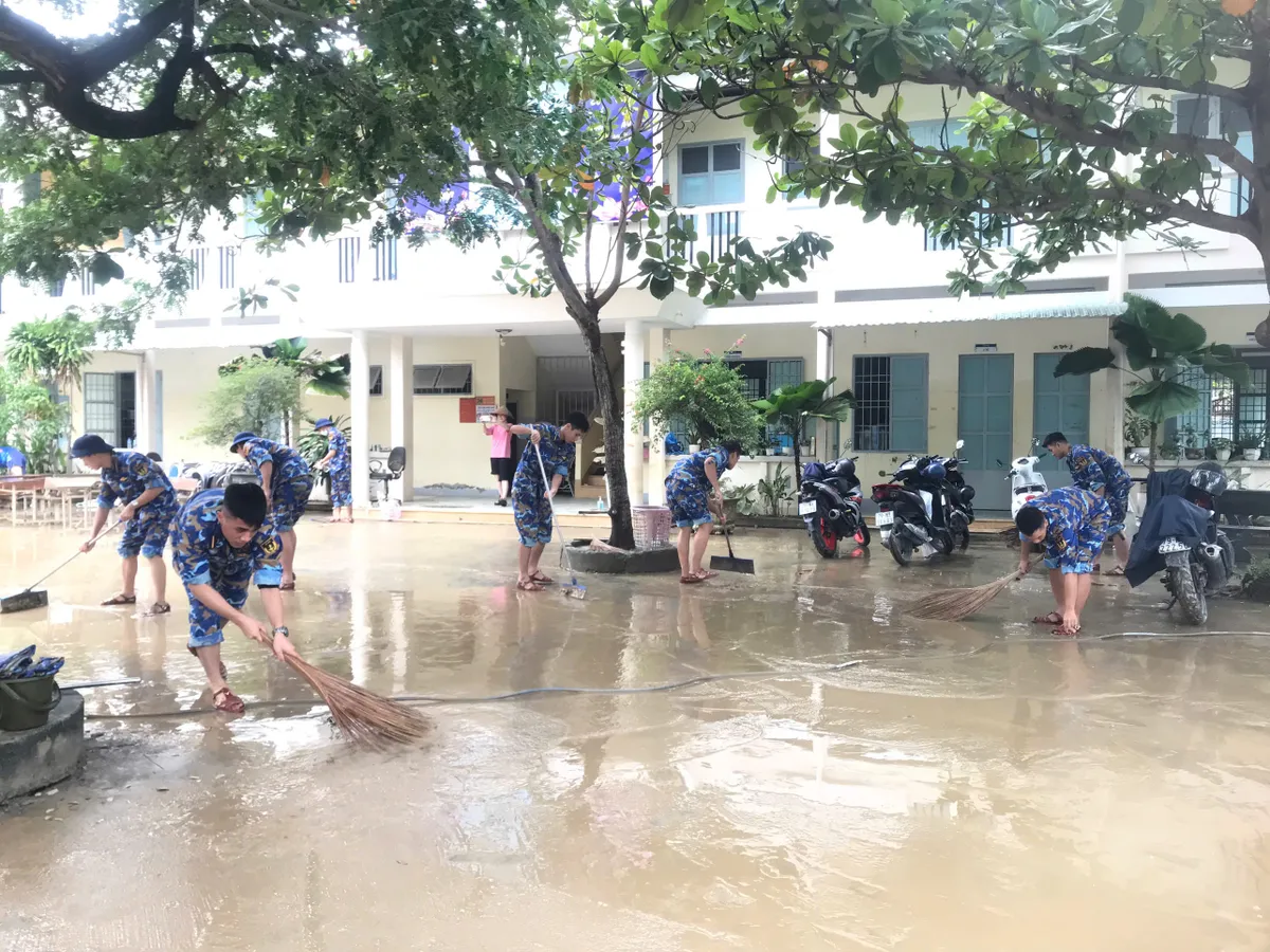 Học viện Hải quân: Gần 400 cán bộ, học viên chung tay dọn dẹp, giúp dân sau lũ - Ảnh 2.