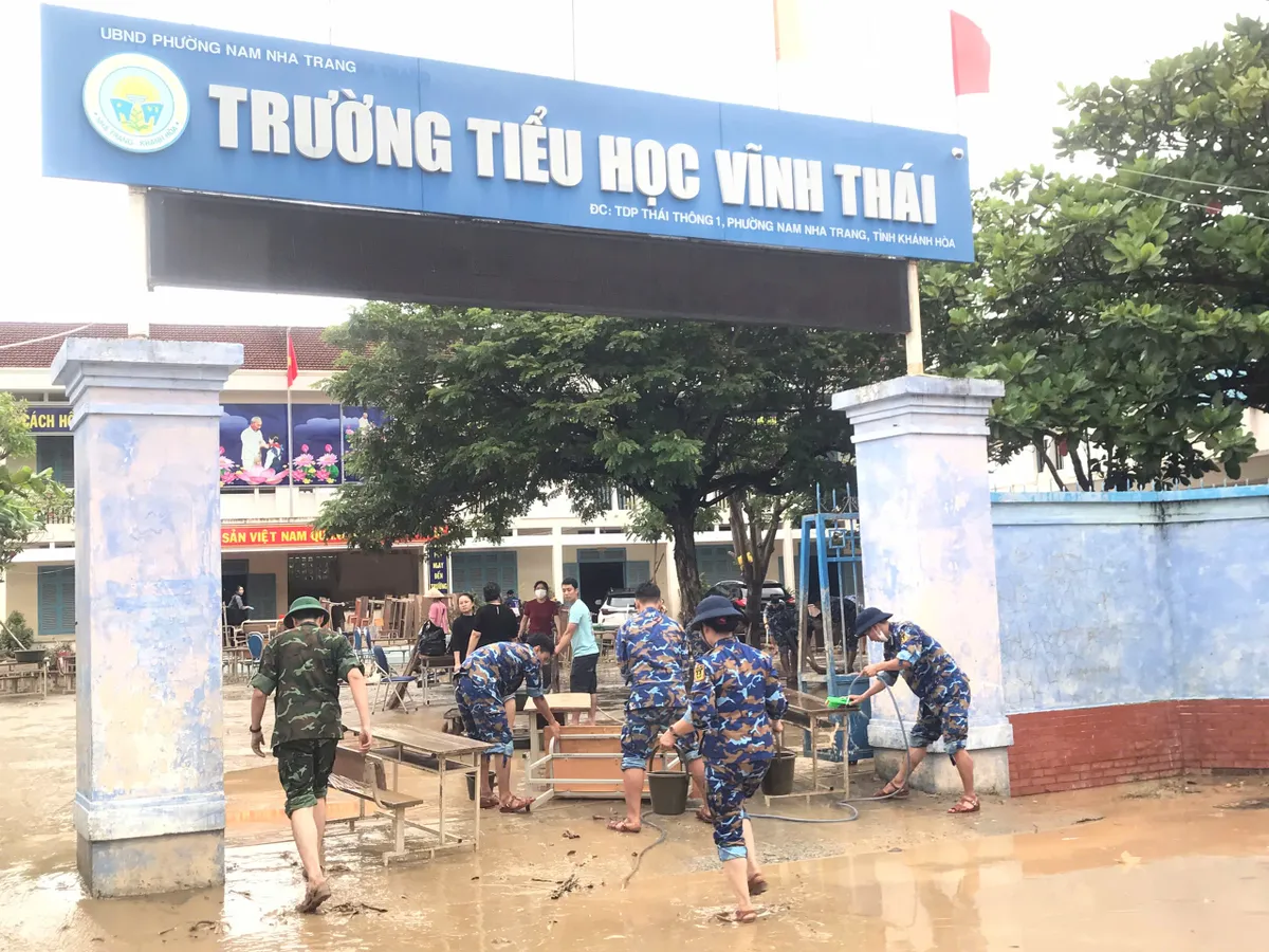 Gần 900 cán bộ, học viên Học viện Hải quân giúp nhân dân khắc phục hậu quả mưa lũ - Ảnh 2.