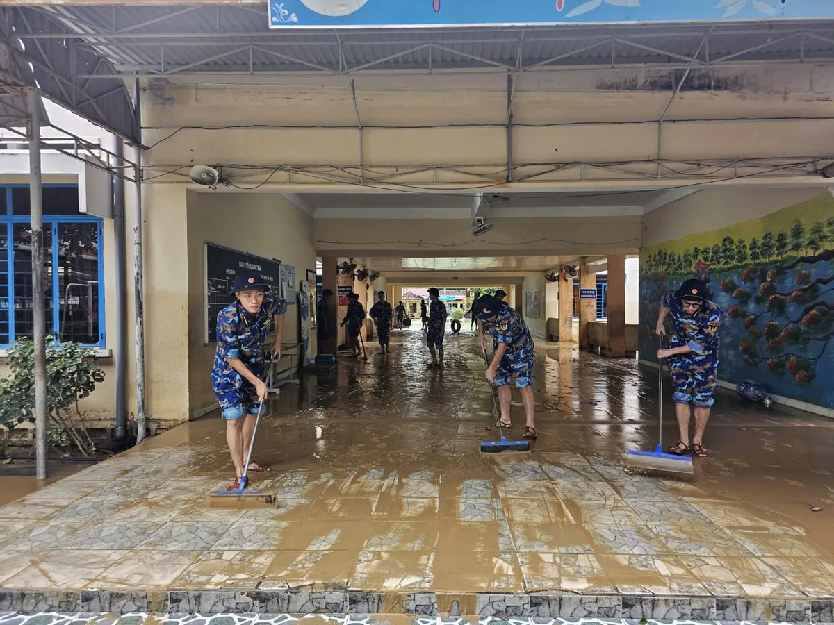 Học viện Hải quân: Gần 400 cán bộ, học viên chung tay dọn dẹp, giúp dân sau lũ - Ảnh 5.