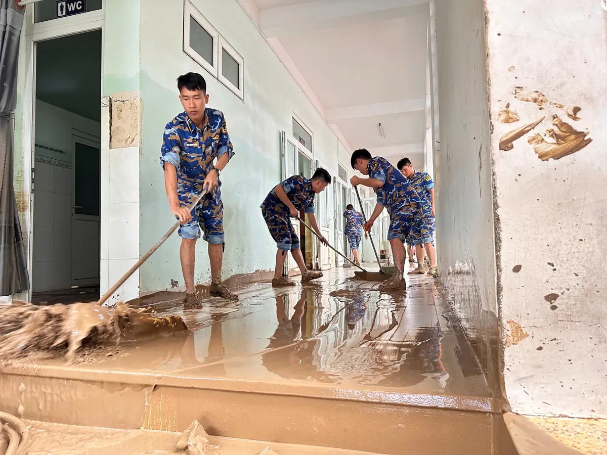 Học viện Hải quân: Gần 400 cán bộ, học viên chung tay dọn dẹp, giúp dân sau lũ - Ảnh 4.