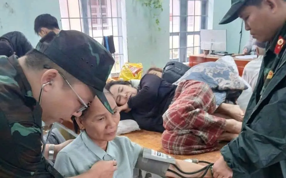 Kịp thời hỗ trợ chăm sóc sức khỏe cho người dân giữa vùng lũ.