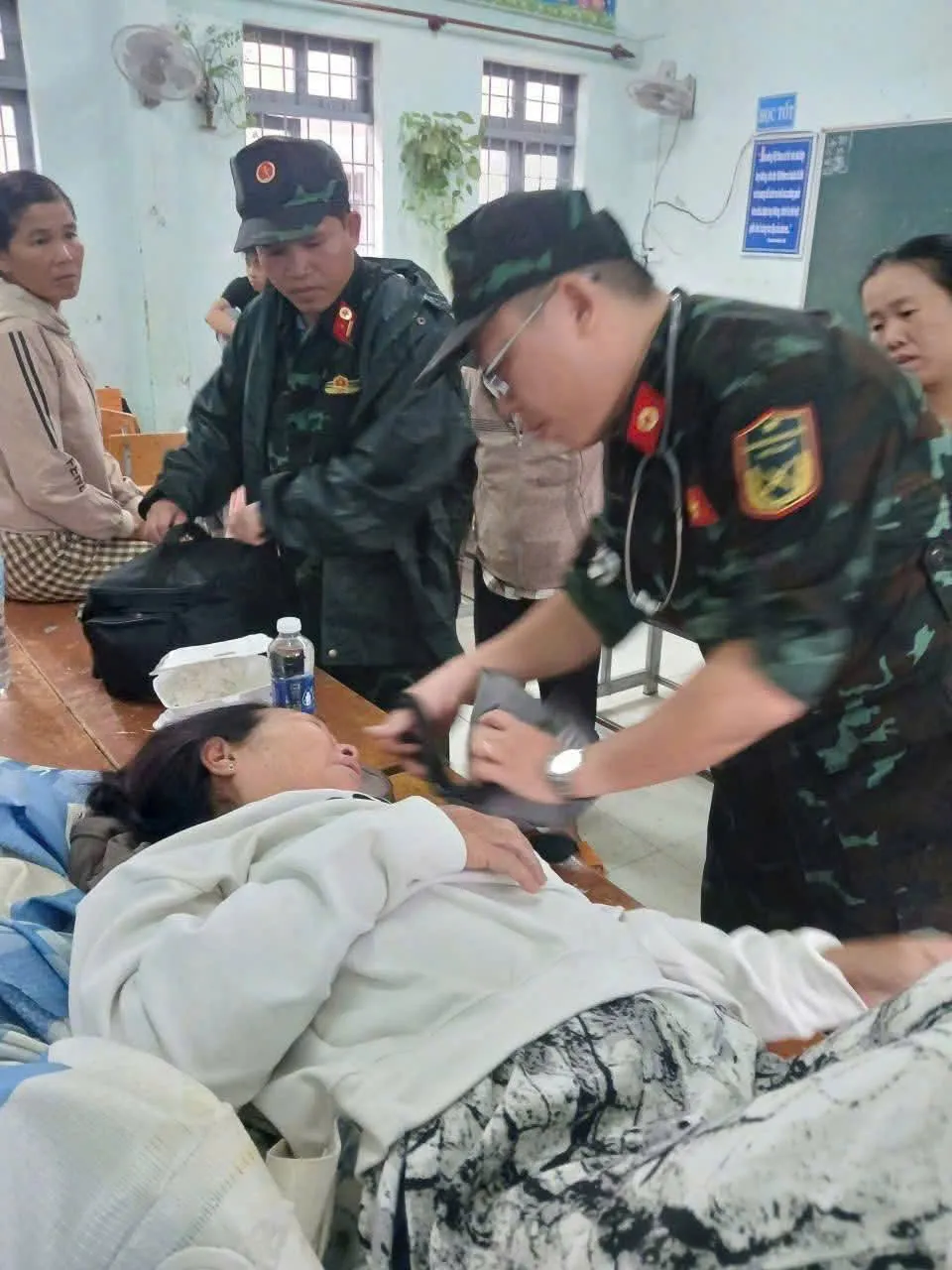 Bệnh viện Quân y 13 hỗ trợ y tế cho vùng lũ Hòa Thịnh, Đắk Lắk- Ảnh 1.