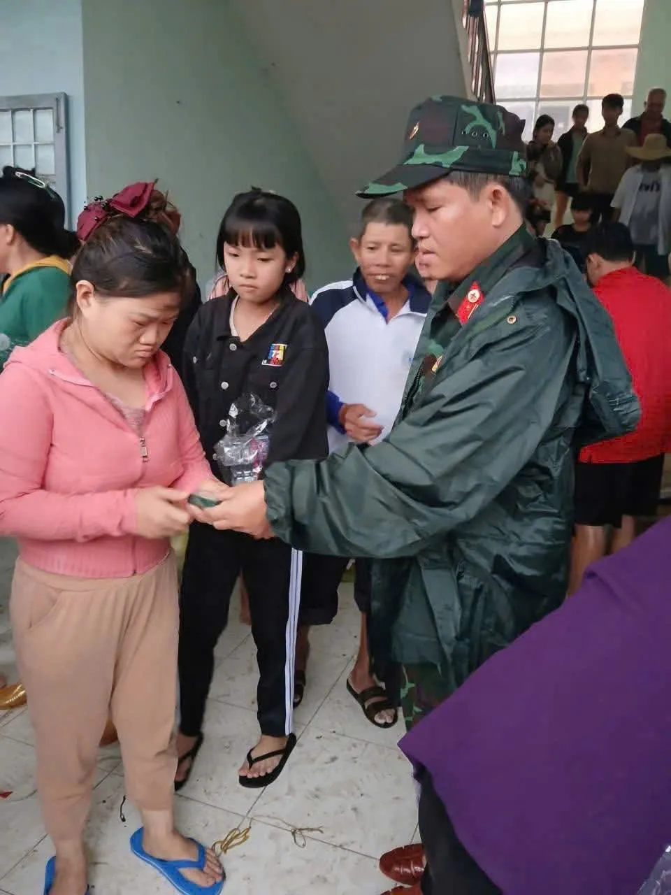 Bệnh viện Quân y 13 hỗ trợ y tế cho vùng lũ Hòa Thịnh, Đắk Lắk- Ảnh 2.