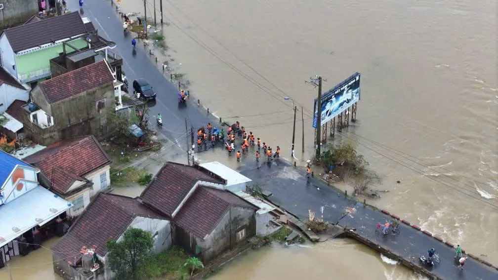 Đắk Lắk: Nước vẫn mênh mông, rút chậm- người dân vùng ngập khẩn thiết cần lương thực - Ảnh 3.