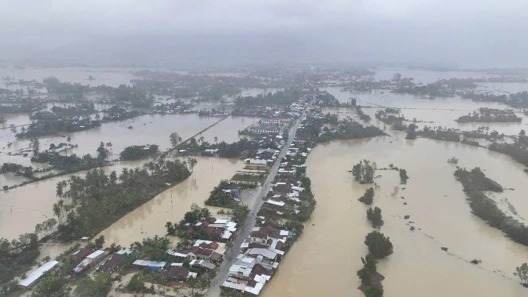 Đắk Lắk: Nước vẫn mênh mông, rút chậm- người dân vùng ngập khẩn thiết cần lương thực - Ảnh 1.