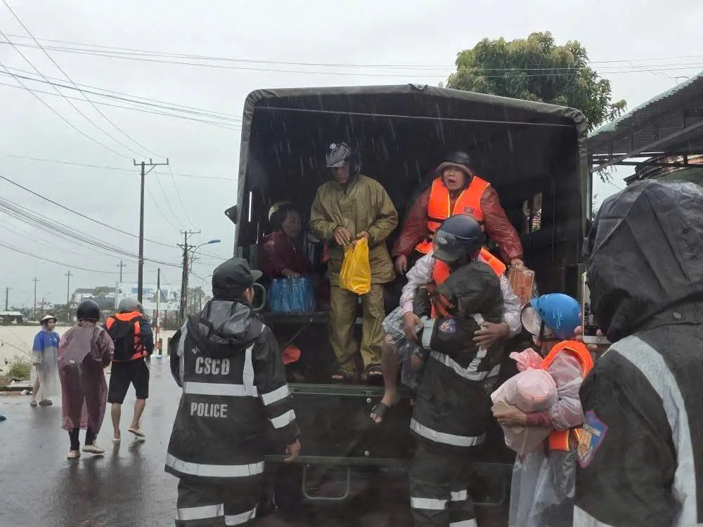 Đắk Lắk: Nước vẫn mênh mông, rút chậm- người dân vùng ngập khẩn thiết cần lương thực - Ảnh 2.