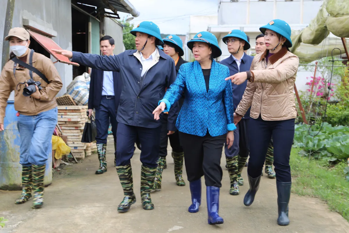 Chủ tịch Ủy ban Trung ương MTTQ Việt Nam: Không để người dân thiếu đói, khẩn trương khắc phục môi trường sau lũ - Ảnh 1.