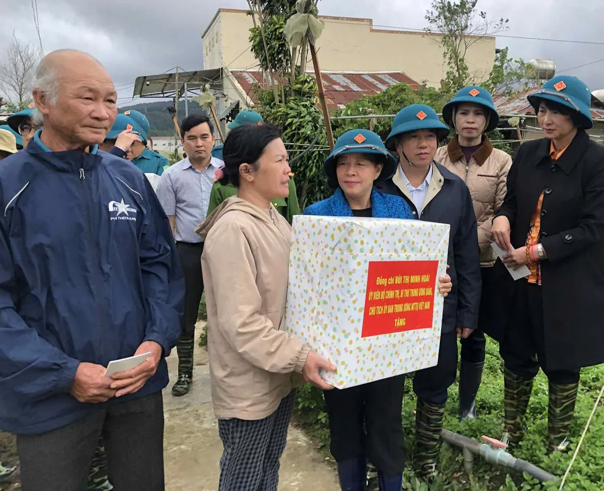 Chủ tịch Ủy ban Trung ương MTTQ Việt Nam: Không để người dân thiếu đói, khẩn trương khắc phục môi trường sau lũ - Ảnh 2.