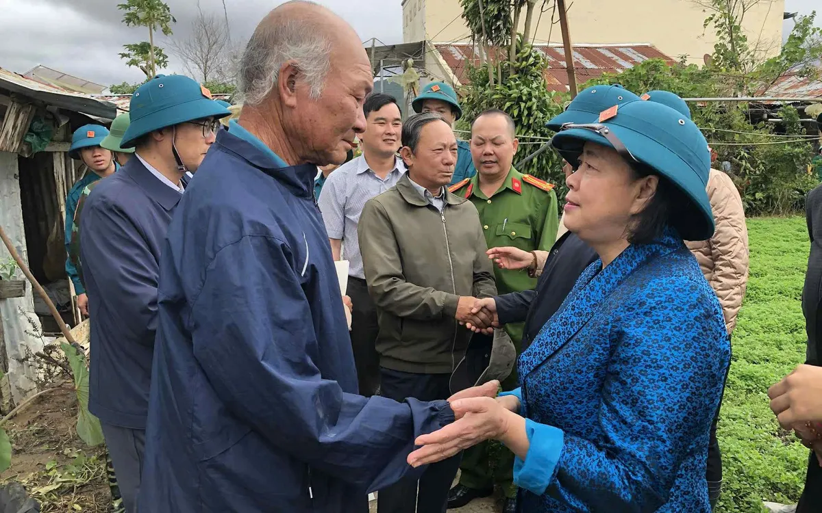 Chủ tịch Ủy ban Trung ương MTTQ Việt Nam Bùi Thị Minh Hoài  thăm hỏi, chia sẻ cùng người dân xã ka Đô, tỉnh Lâm Đồng bị thiệt hại nặng nề do mưa lũ.