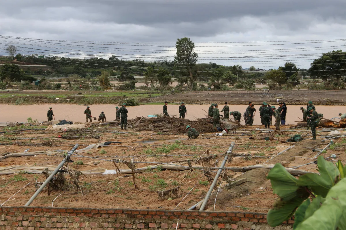 Chủ tịch Ủy ban Trung ương MTTQ Việt Nam: Không để người dân thiếu đói, khẩn trương khắc phục môi trường sau lũ - Ảnh 3.