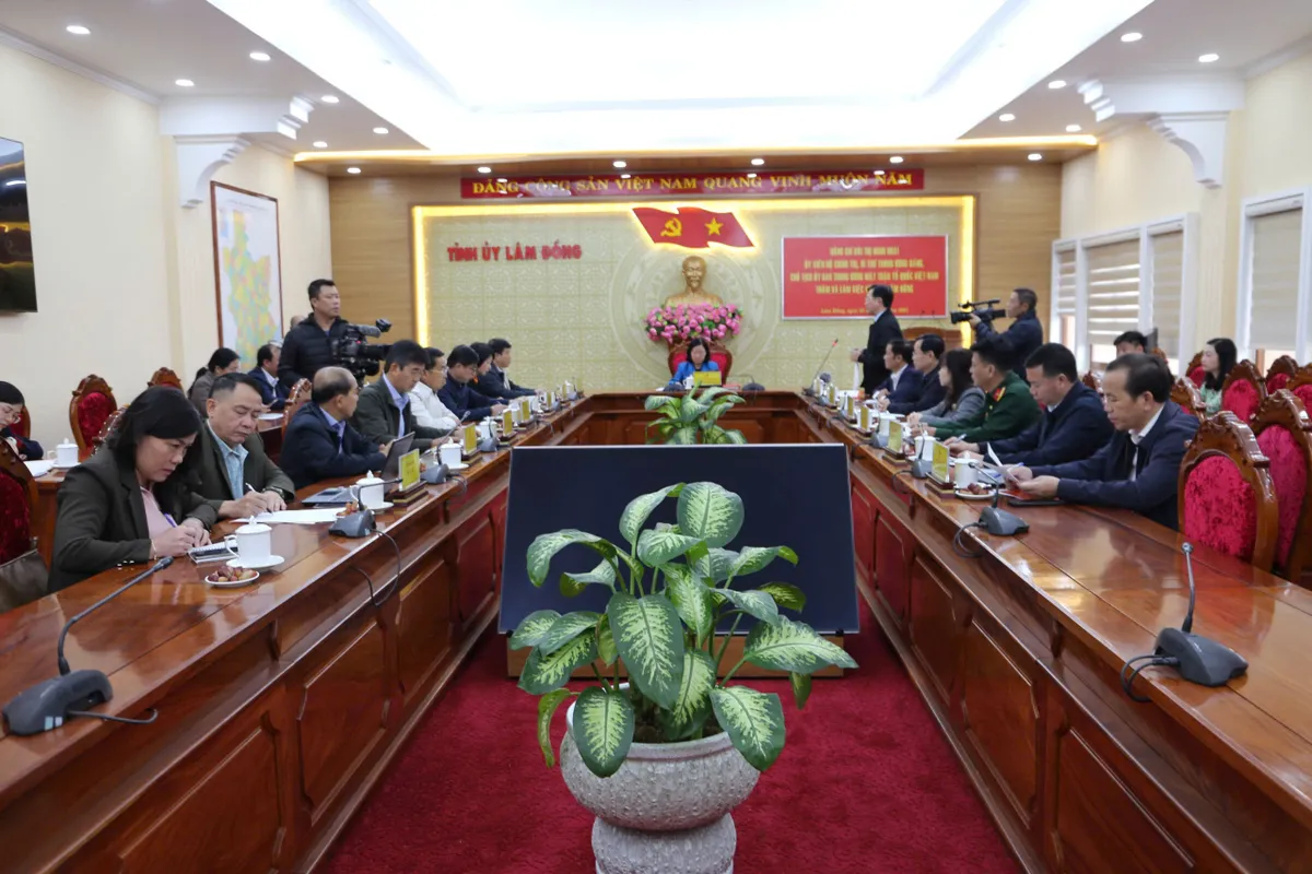 Chủ tịch Ủy ban Trung ương MTTQ Việt Nam: Không để người dân thiếu đói, khẩn trương khắc phục môi trường sau lũ - Ảnh 4.