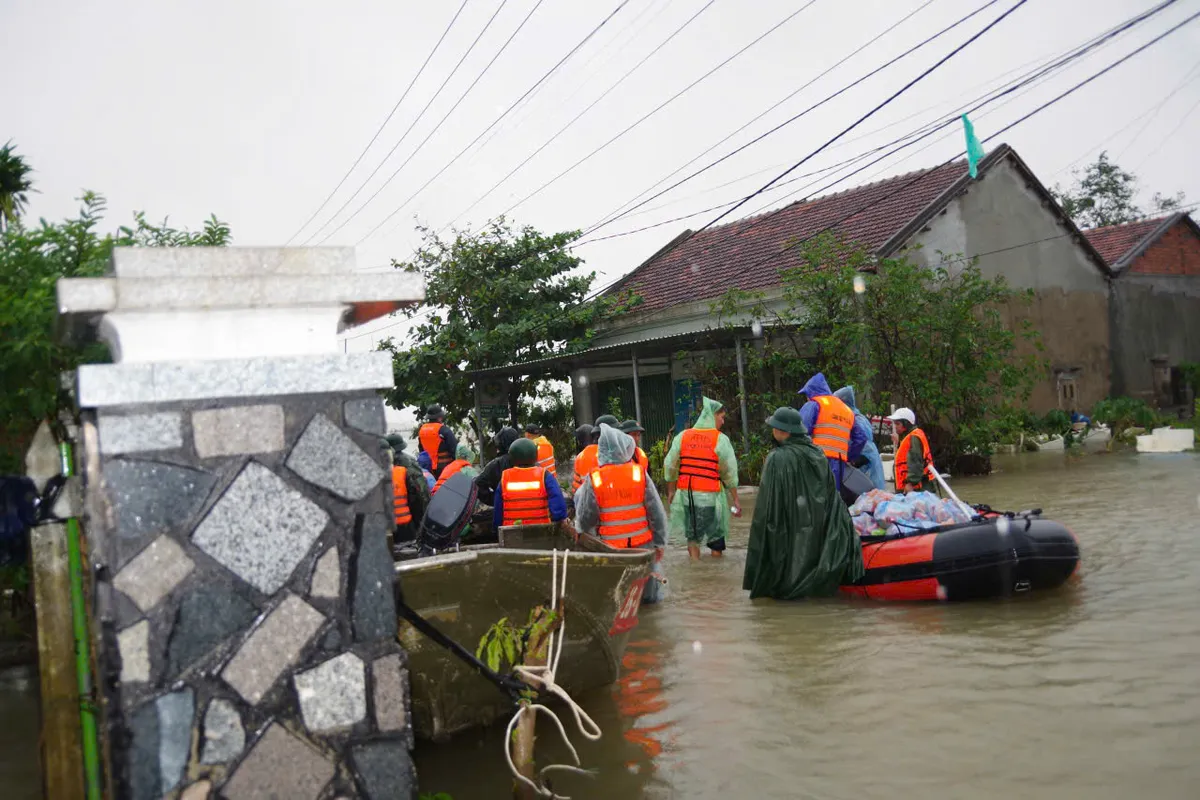 Quân khu 5 khẩn cấp hỗ trợ bà con vùng lũ Đắk Lắk  - Ảnh 1.