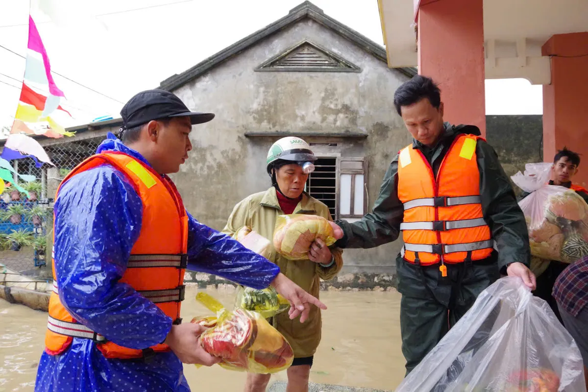 Quân khu 5 khẩn cấp hỗ trợ bà con vùng lũ Đắk Lắk  - Ảnh 5.