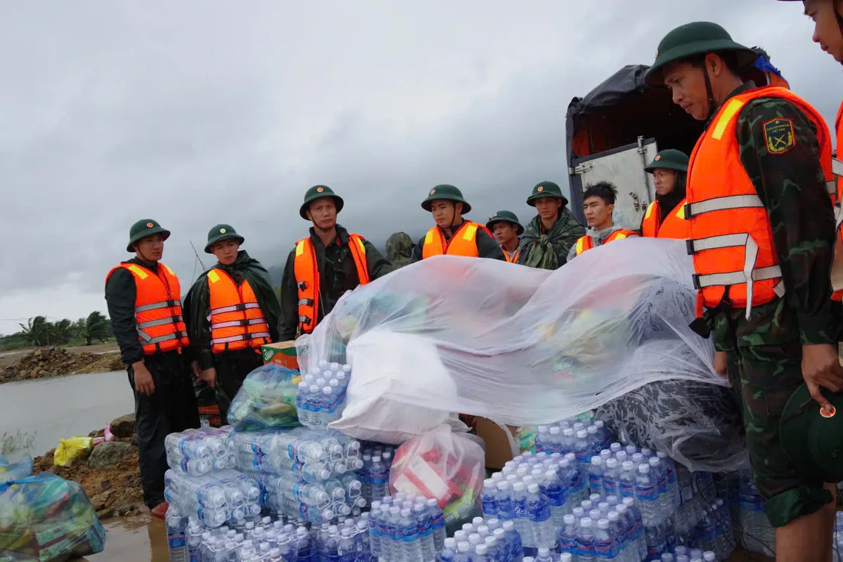 Quân khu 5 khẩn cấp hỗ trợ bà con vùng lũ Đắk Lắk  - Ảnh 2.