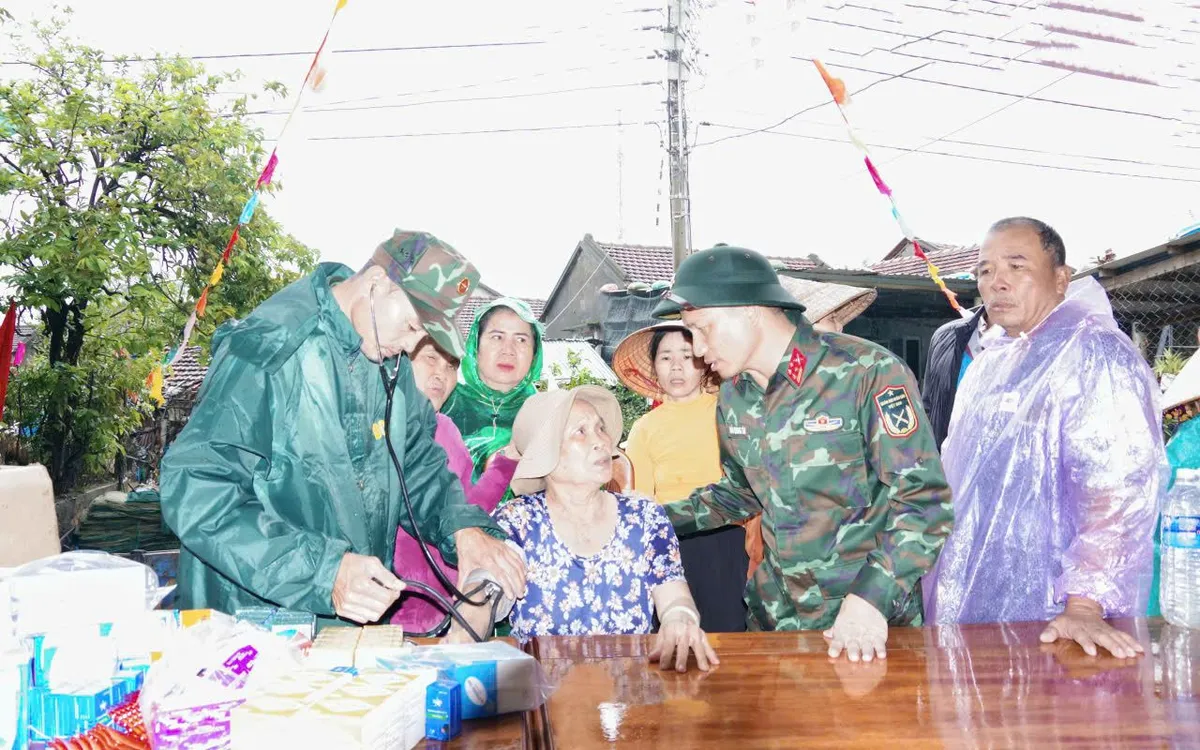 Quân khu 5 khẩn cấp hỗ trợ bà con vùng lũ Đắk Lắk.