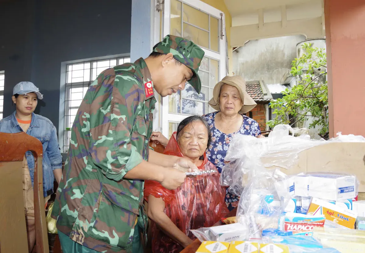 Quân khu 5 khẩn cấp hỗ trợ bà con vùng lũ Đắk Lắk  - Ảnh 4.