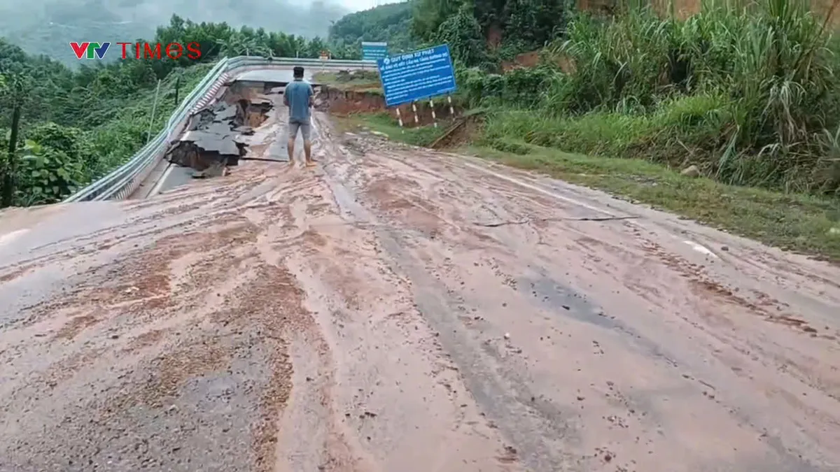 Khánh Vĩnh: Xuất hiện điểm sạt lở sâu 5m, chia cắt hoàn toàn đèo Khánh Lê - Ảnh 1.