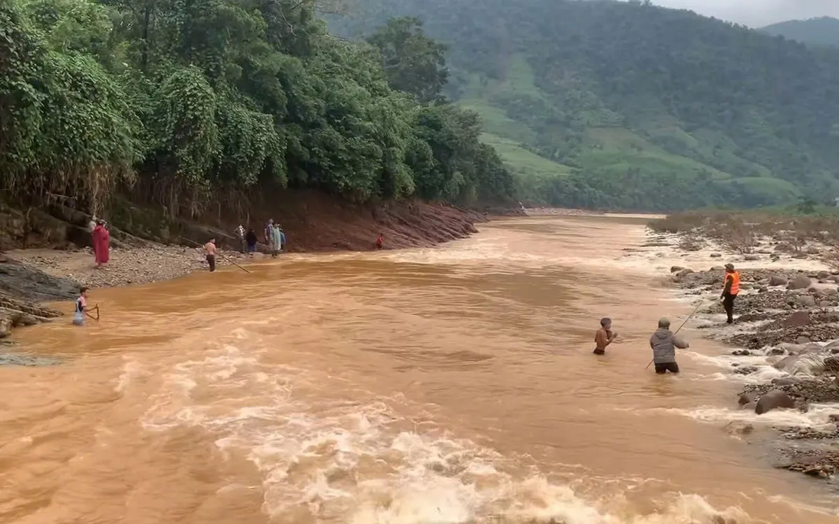 Sau nhiều ngày nỗ lực tìm kiếm, thi thể tài xế xe đầu kéo được tìm thấy cách hiện trường khoảng 30km