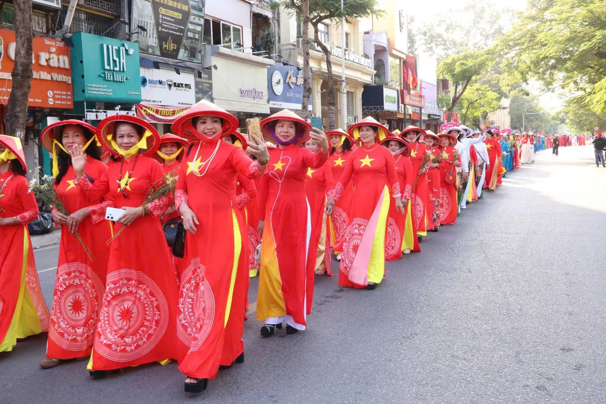 Gần 1000 người diễu hành tôn vinh áo dài Việt nhân ngày di sản - Ảnh 5.
