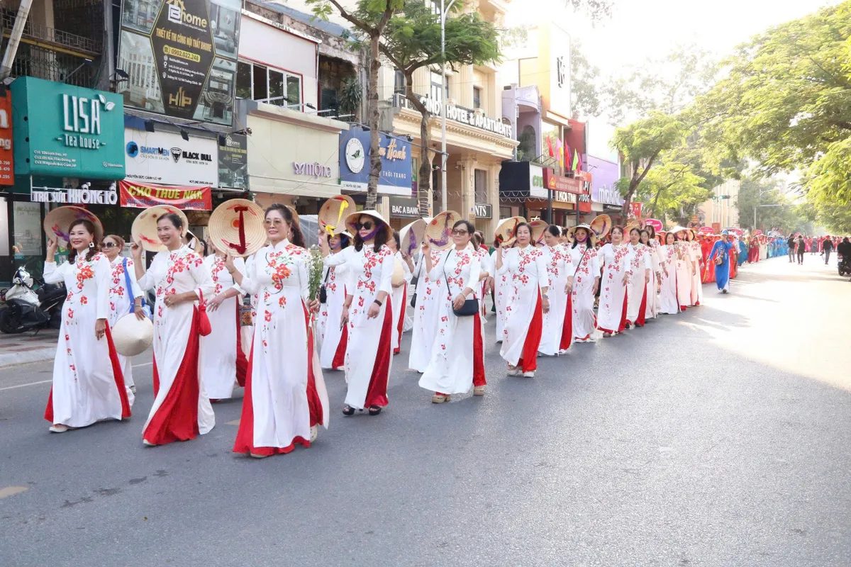 Gần 1000 người diễu hành tôn vinh áo dài Việt nhân ngày di sản - Ảnh 6.