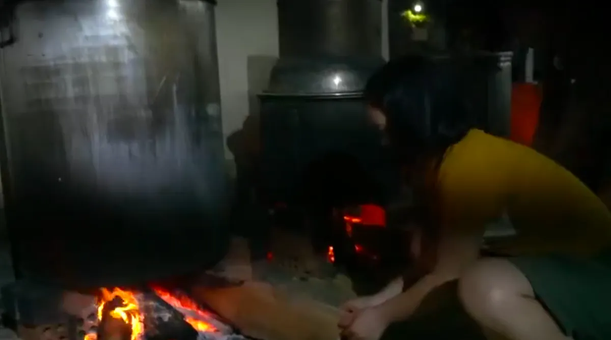 Đồng Nai: Hàng trăm người dân thức thâu đêm gói bánh gửi đồng bào lũ lụt - Ảnh 2.