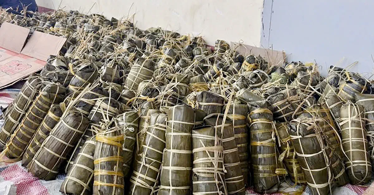 Đồng Nai: Hàng trăm người dân thức thâu đêm gói bánh gửi đồng bào lũ lụt - Ảnh 3.