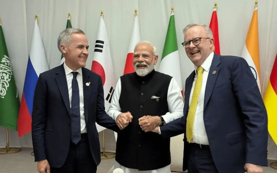 Thủ tướng Ấn Độ (giữa), Thủ tướng Australia (phải) và Thủ tướng Canada tại Johannesburg, Nam Phi (Ảnh: Financial Express)
