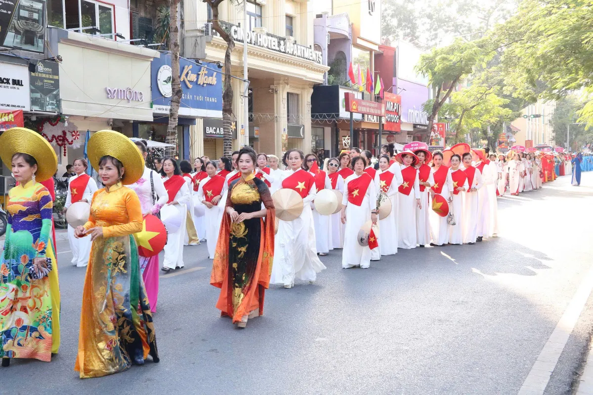 Gần 1000 người diễu hành tôn vinh áo dài Việt nhân ngày di sản - Ảnh 3.