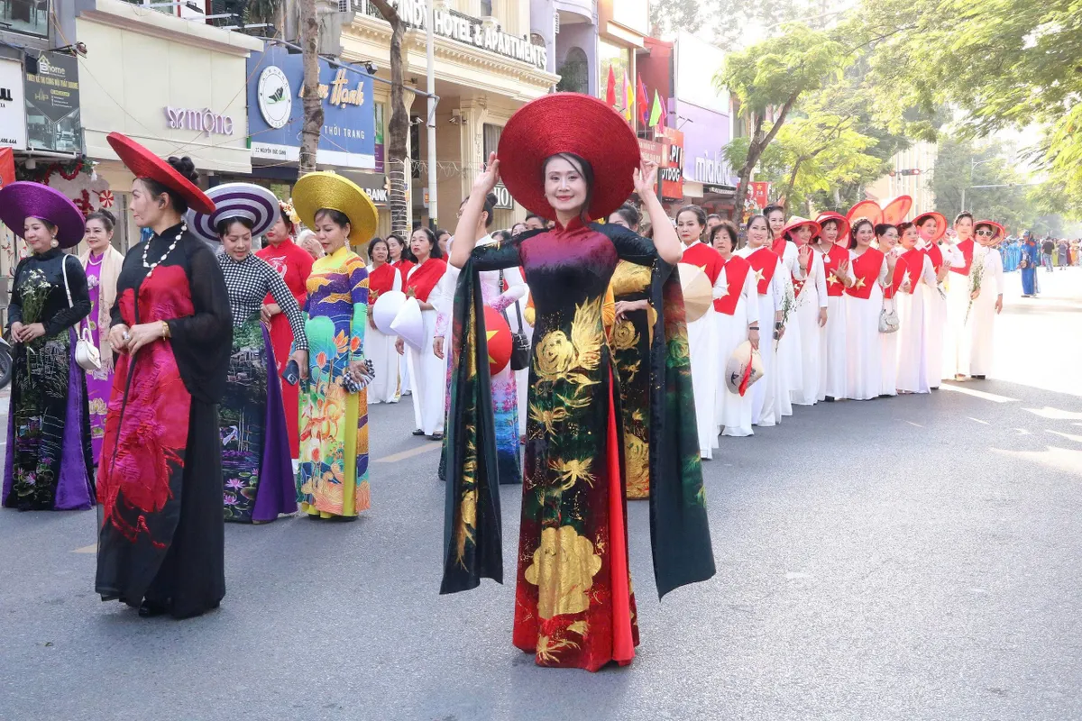 Gần 1000 người diễu hành tôn vinh áo dài Việt nhân ngày di sản - Ảnh 2.