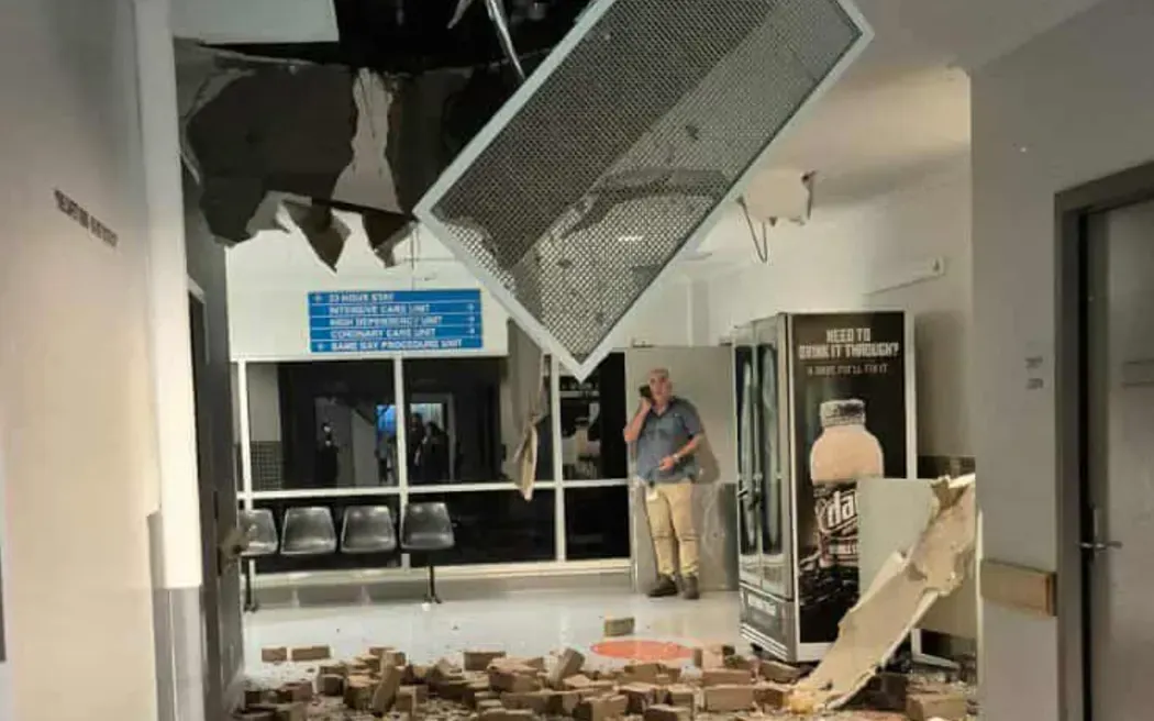 Bão Fina mang theo mưa to gió lớn, tàn phá Bắc Australia - Ảnh 2.