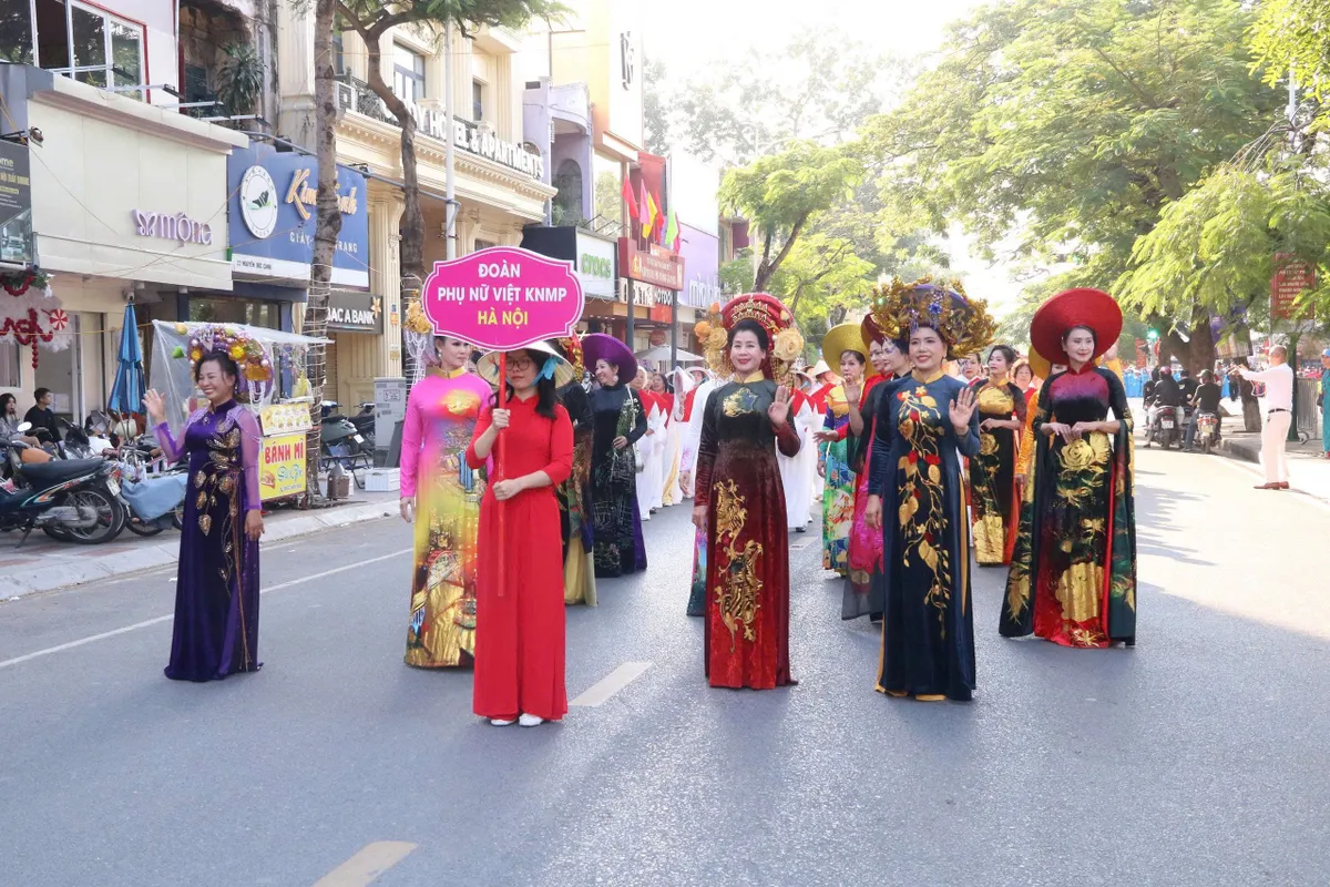 Gần 1000 người diễu hành tôn vinh áo dài Việt nhân ngày di sản - Ảnh 4.