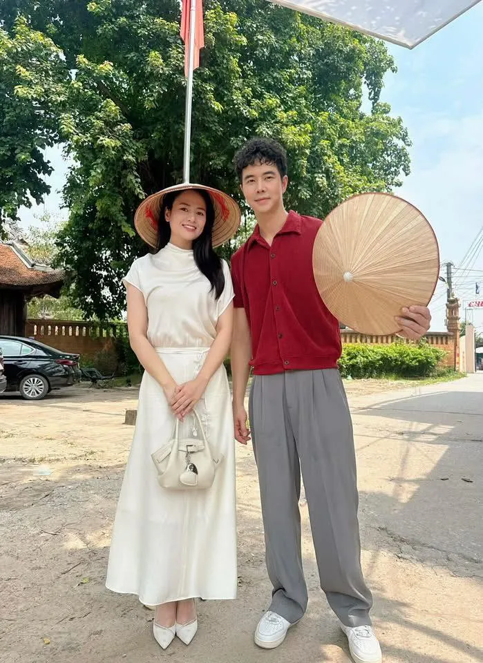 Gió ngang khoảng trời xanh: Hậu trường siêu đáng yêu của cặp Ngân và Dũng 'con bác Bơ'- Ảnh 7. Gió ngang khoảng trời xanh: Hậu trường siêu đáng yêu của cặp Ngân và Dũng 'con bác Bơ'- Ảnh 7.