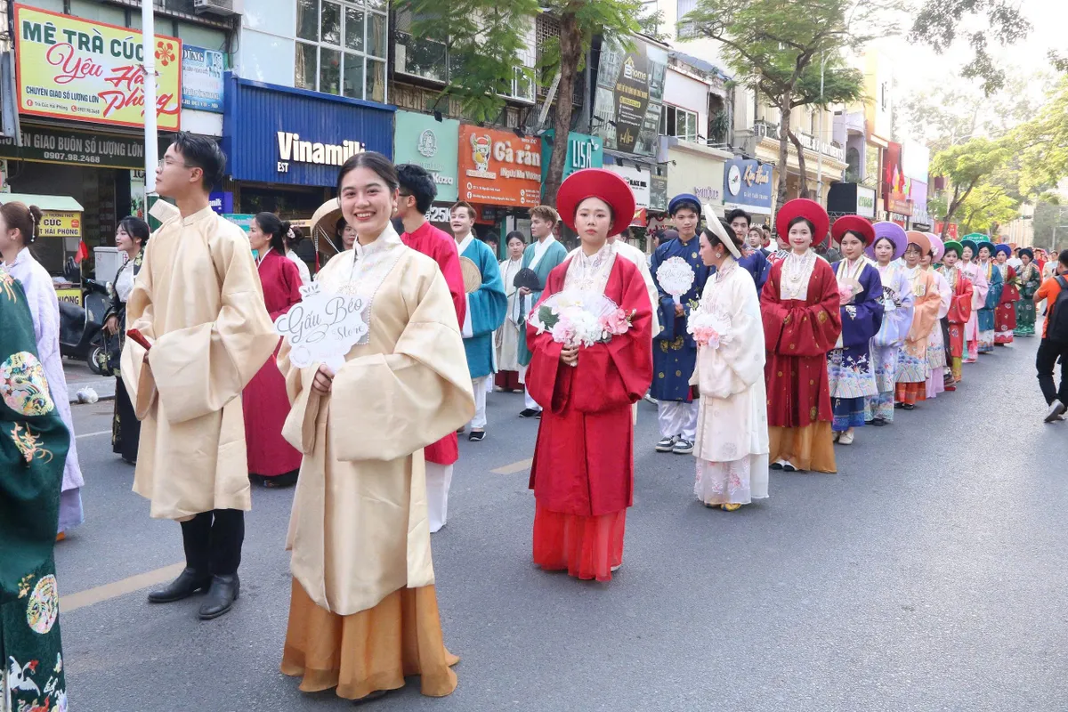 Gần 1000 người diễu hành tôn vinh áo dài Việt nhân ngày di sản - Ảnh 8.