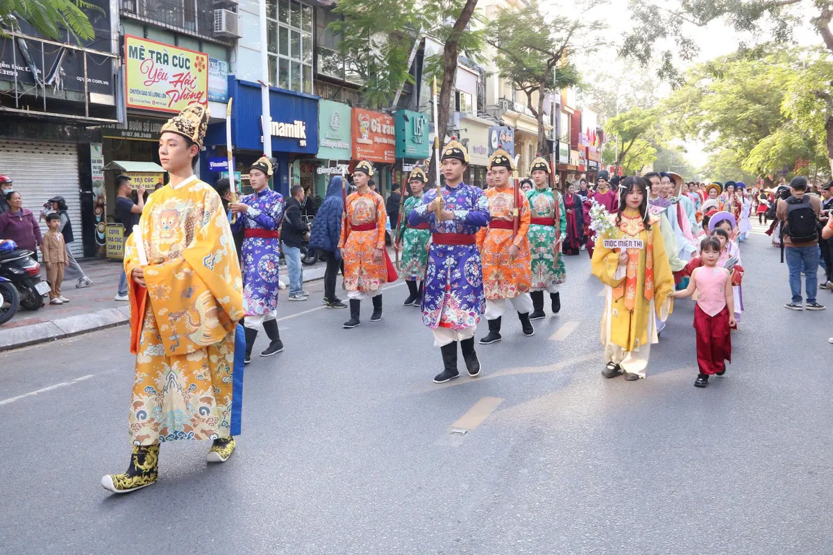Gần 1000 người diễu hành tôn vinh áo dài Việt nhân ngày di sản - Ảnh 7.