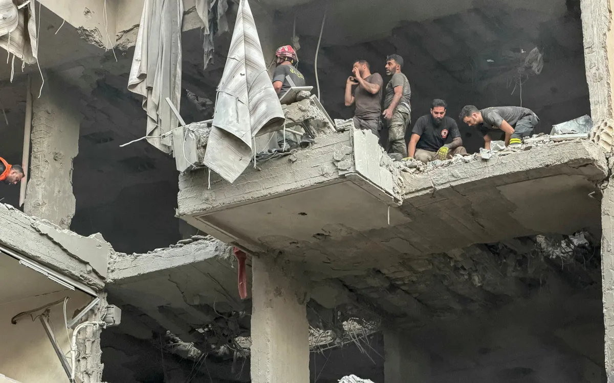 Tìm kiếm người sống sót tại hiện trường vụ không kích của Israel nhằm vào một tòa nhà ở Haret Hreik, phía Nam Beirut, ngày 23/11/2025 (Ahr: AFP)