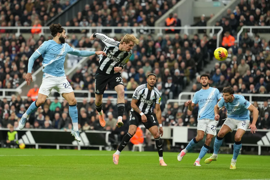 Haaland tịt ng&ograve;i, Man City 