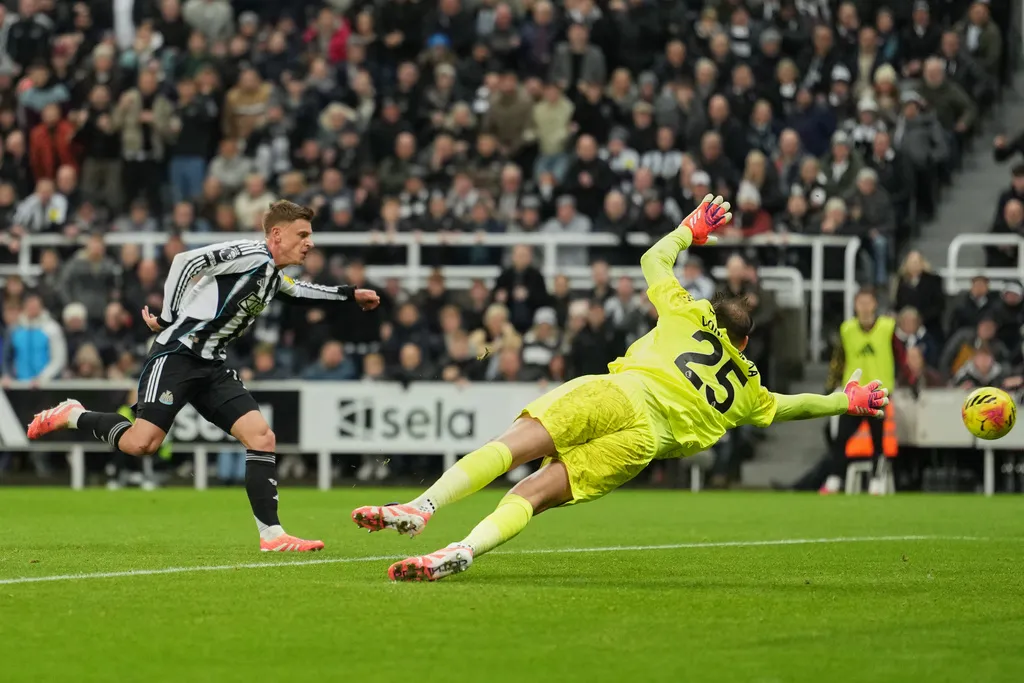 Haaland tịt ng&ograve;i, Man City 