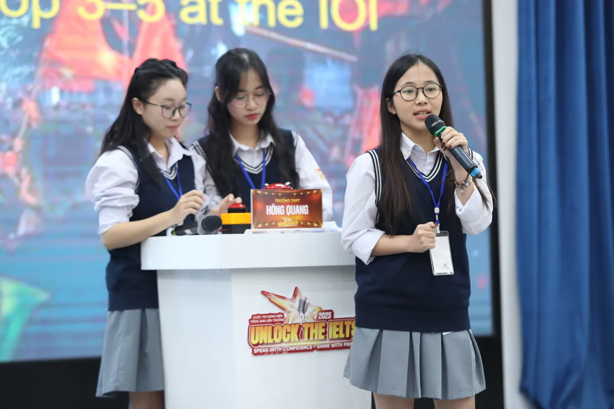 Học sinh THPT tự tin hùng biện tiếng Anh tại Chung kết Unlock The IELTS 2025- Ảnh 1.