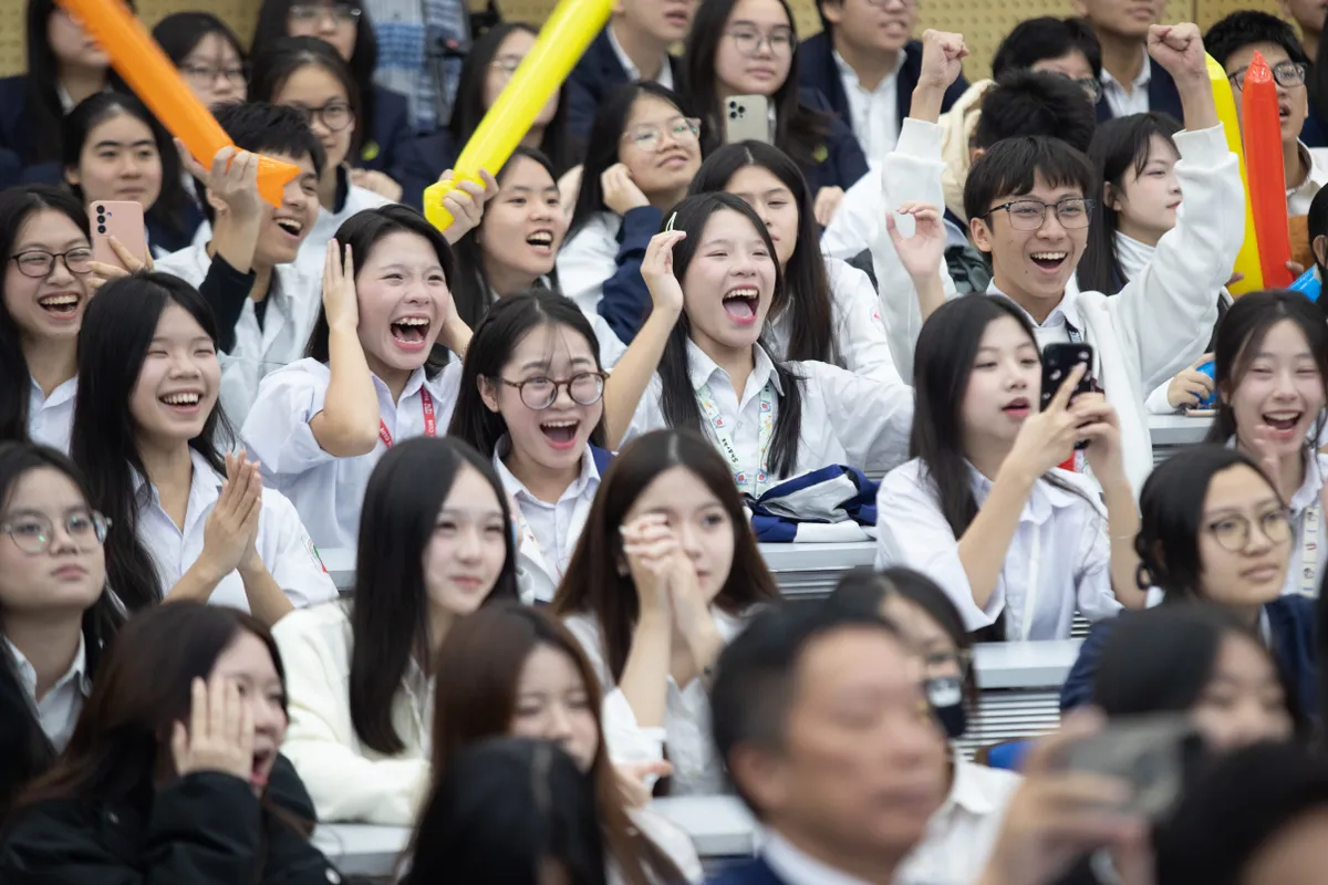 Học sinh THPT tự tin hùng biện tiếng Anh tại Chung kết Unlock The IELTS 2025- Ảnh 2.