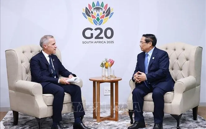 Thủ tướng Phạm Minh Chính gặp Thủ tướng Canada Mark Carney. Ảnh: TTXVN