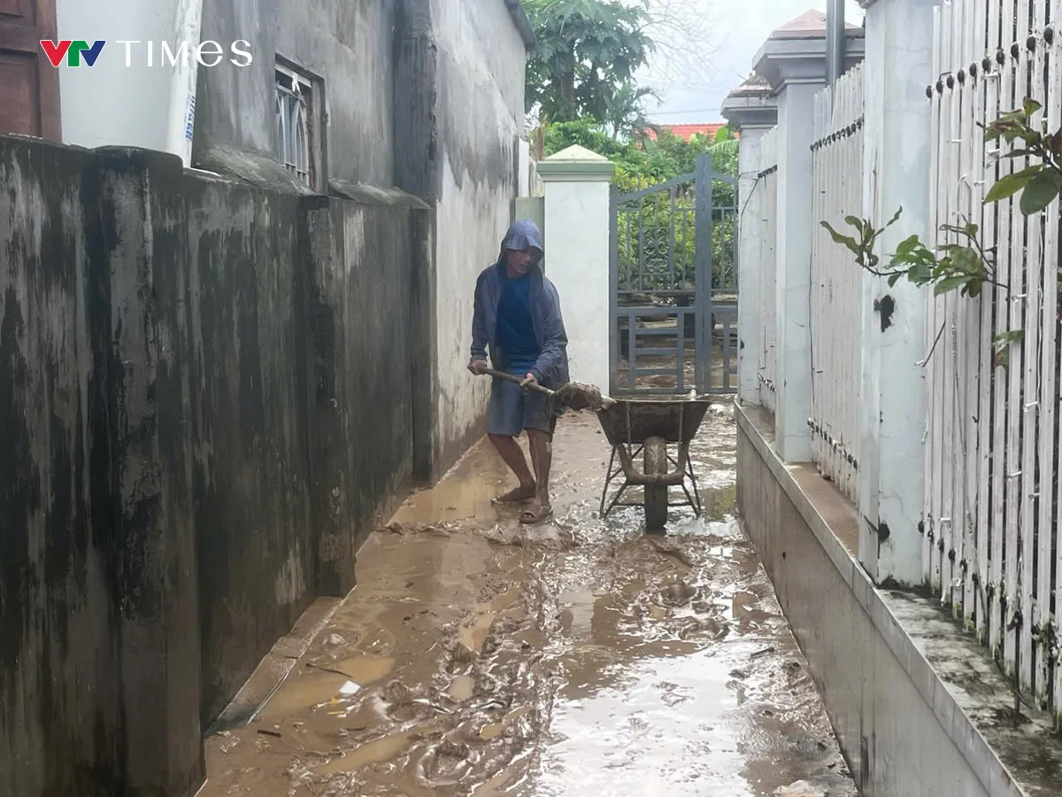 Khánh Hòa: Người dân khẩn trương dọn dẹp, ổn định cuộc sống sau lũ - Ảnh 3.