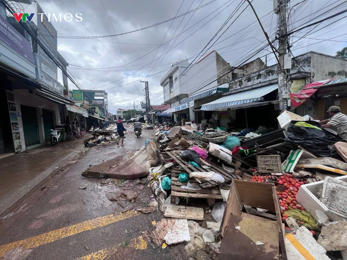 Khánh Hòa: Người dân khẩn trương dọn dẹp, ổn định cuộc sống sau lũ - Ảnh 2.