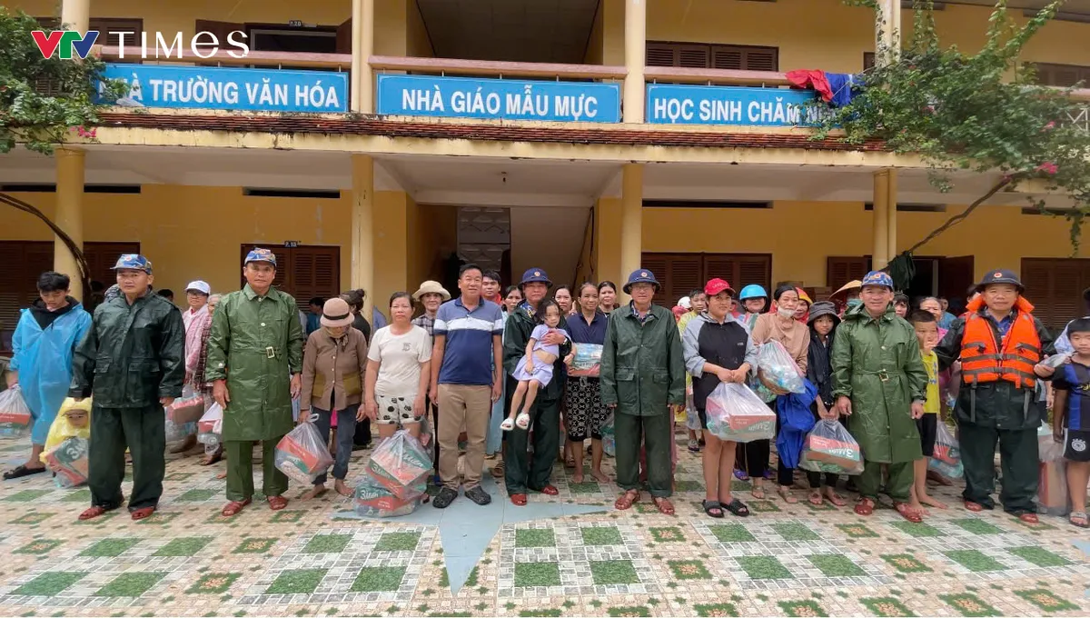 Tư lệnh Vùng 4 Hải quân xông pha vùng lũ, khẳng định: "Cứu dân là mệnh lệnh trái tim" - Ảnh 4.