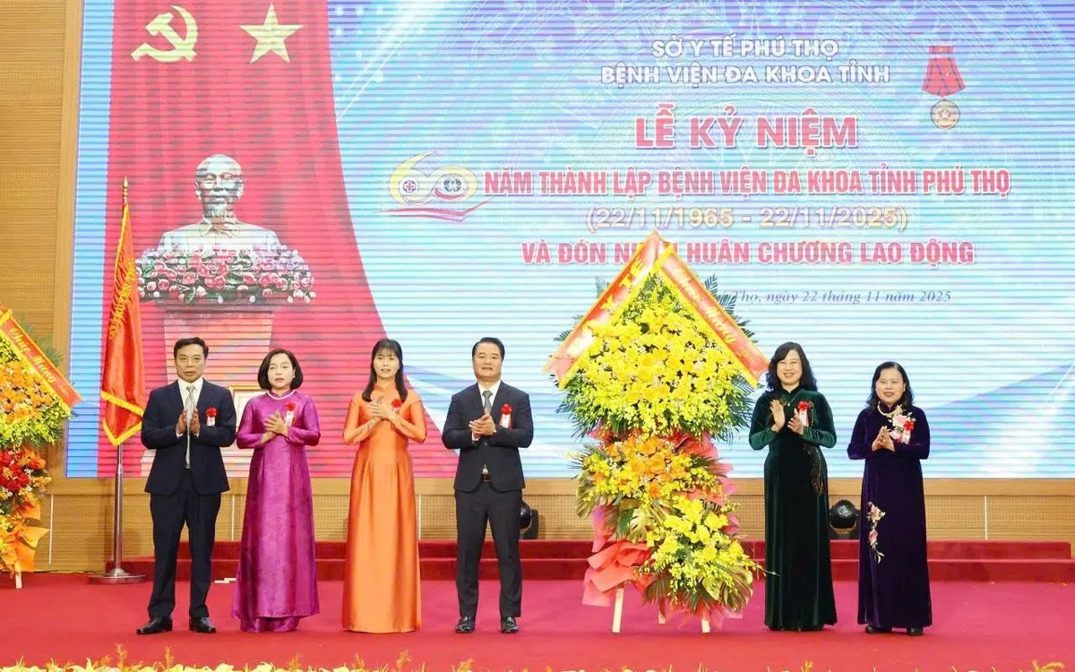 Bộ trưởng Bộ Y tế Đào Hồng Lan tặng hoa chúc mừng 60 năm thành lập