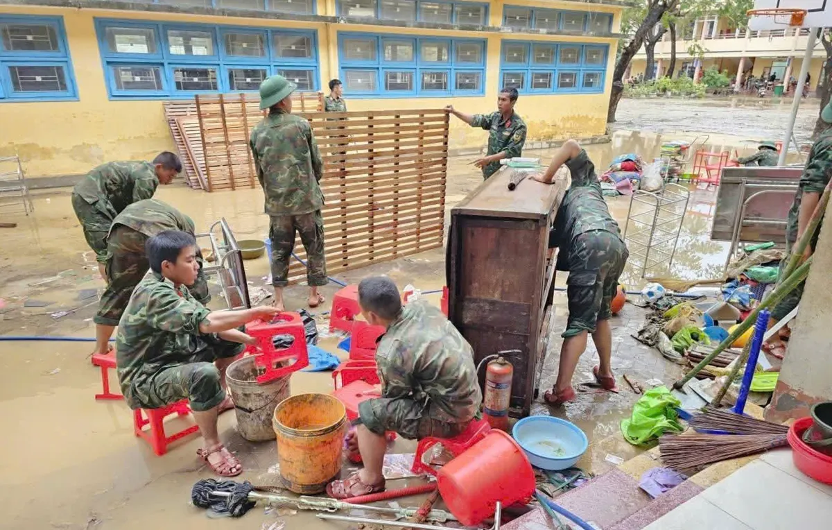 Gia Lai: Bộ đội tổng lực khắc phục sau lũ, ưu tiên ổn định cuộc sống người dân - Ảnh 4.