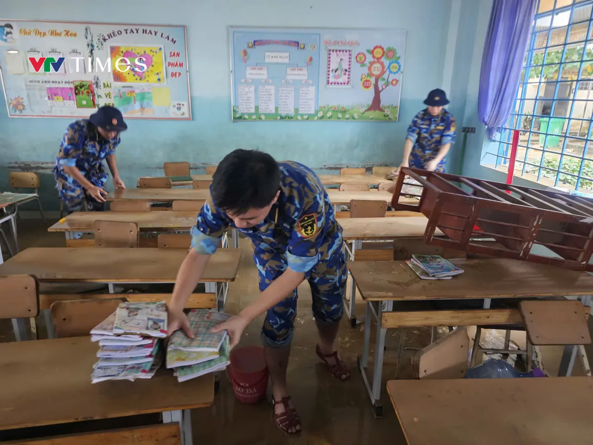 Gần 900 cán bộ, học viên Học viện Hải quân giúp nhân dân khắc phục hậu quả mưa lũ - Ảnh 3.