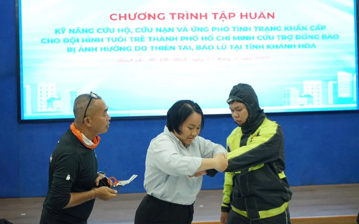Các tình nguyện viên phải trải qua tập huấn chuyên môn kỹ càng trước khi tiến vào miền Trung hỗ trợ bà con. Ảnh: Hội LHTN VN TP Hồ Chí Minh.